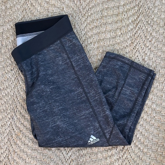 Adidas Medium Cropped Leggings Techfit Capri Length Gray EUC - Picture 1 of 4
